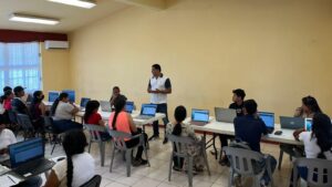 Alumnos realizando su examen de adminisión 2024-2025
